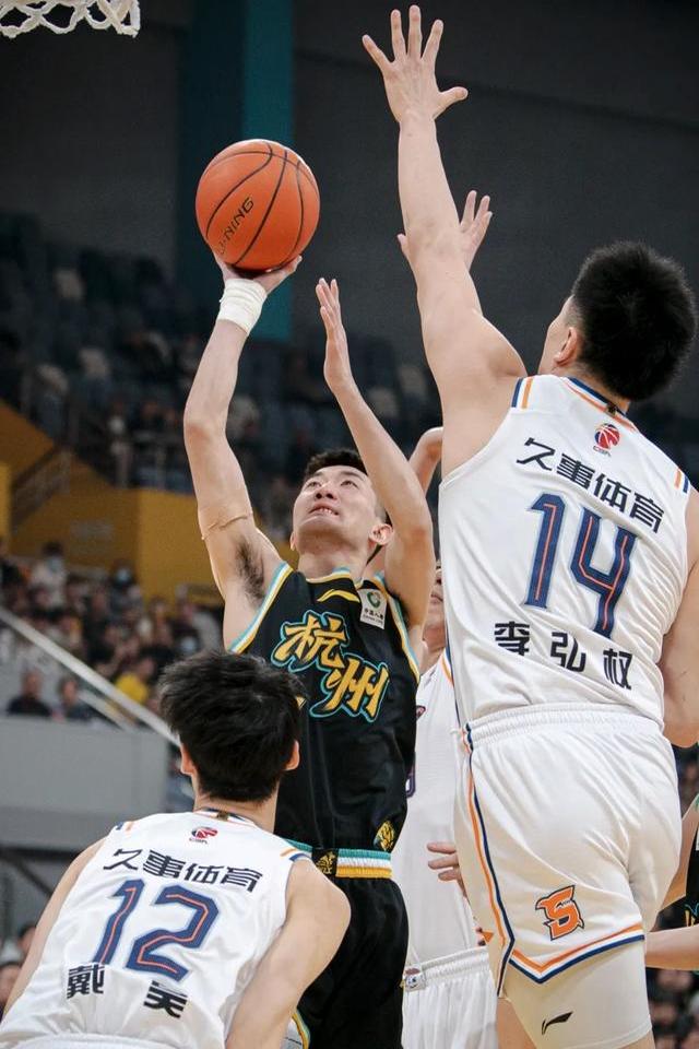 上海男篮大胜江苏队，展现出色实力