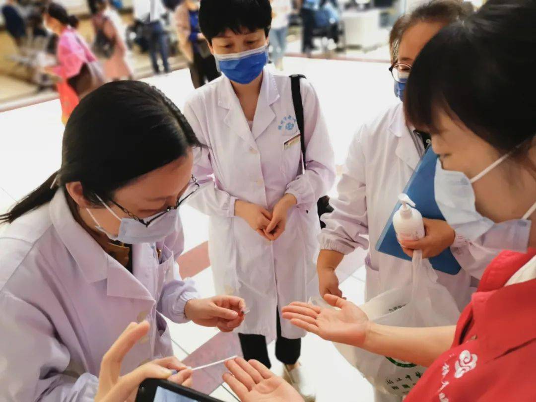 强手如云的比赛中出现紧张情绪，团队团结一致