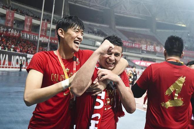 体育风云变幻无穷，球员奋力拼搏争夺奖杯