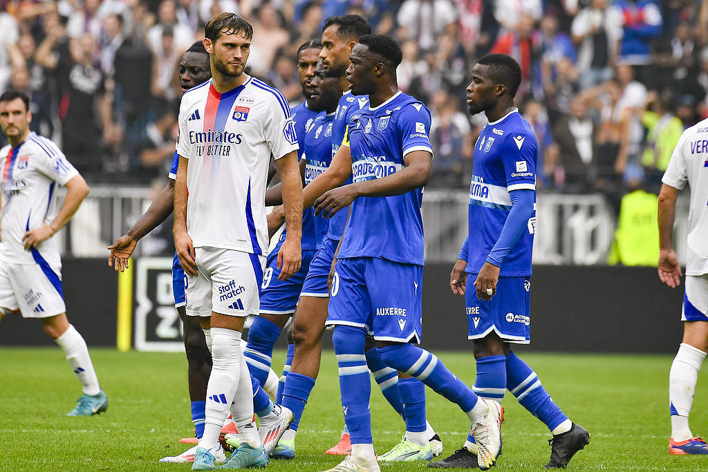 里昂球员通过团队合作赢得胜利