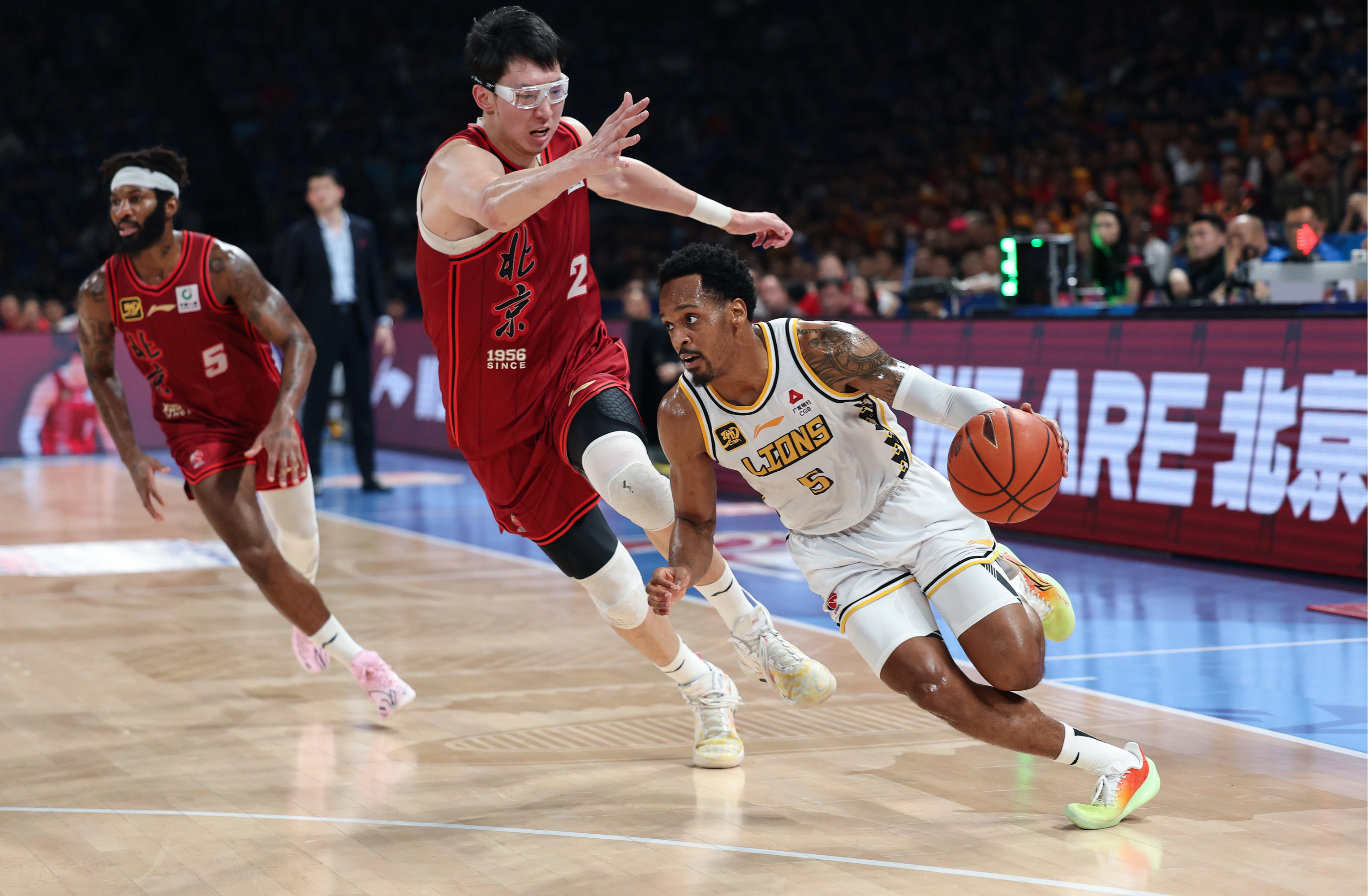 关于体育精神耀眼，篮球较量如火如荼的信息