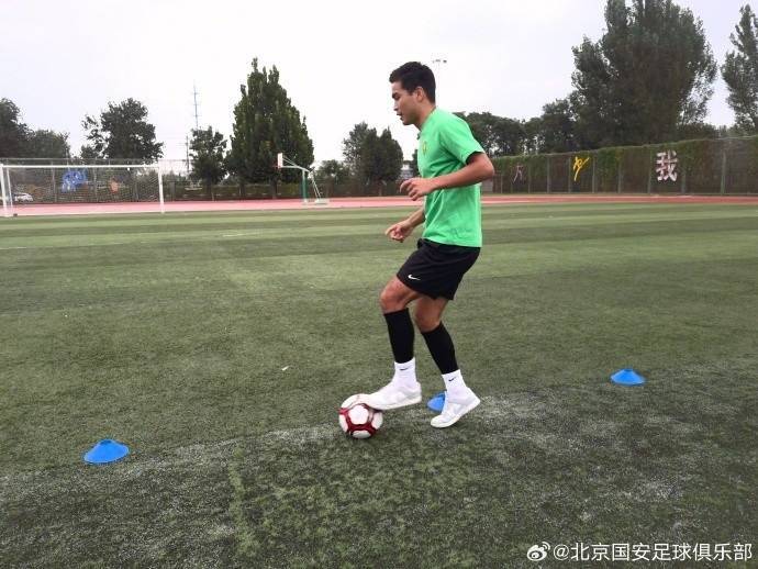 九游培训-公益足球训练班为农村学子送希望